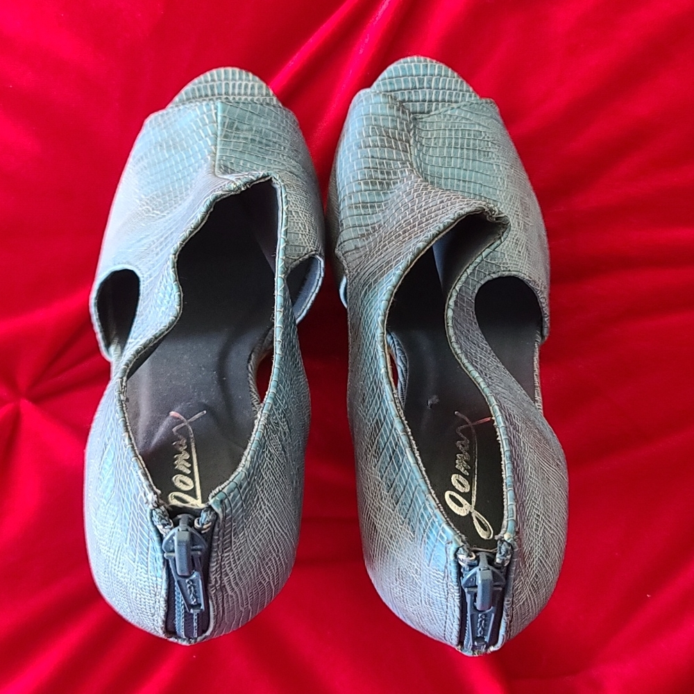 Woman's Shoes size 7-1/2 Gomax wedge heel Alligator Blue with zip back